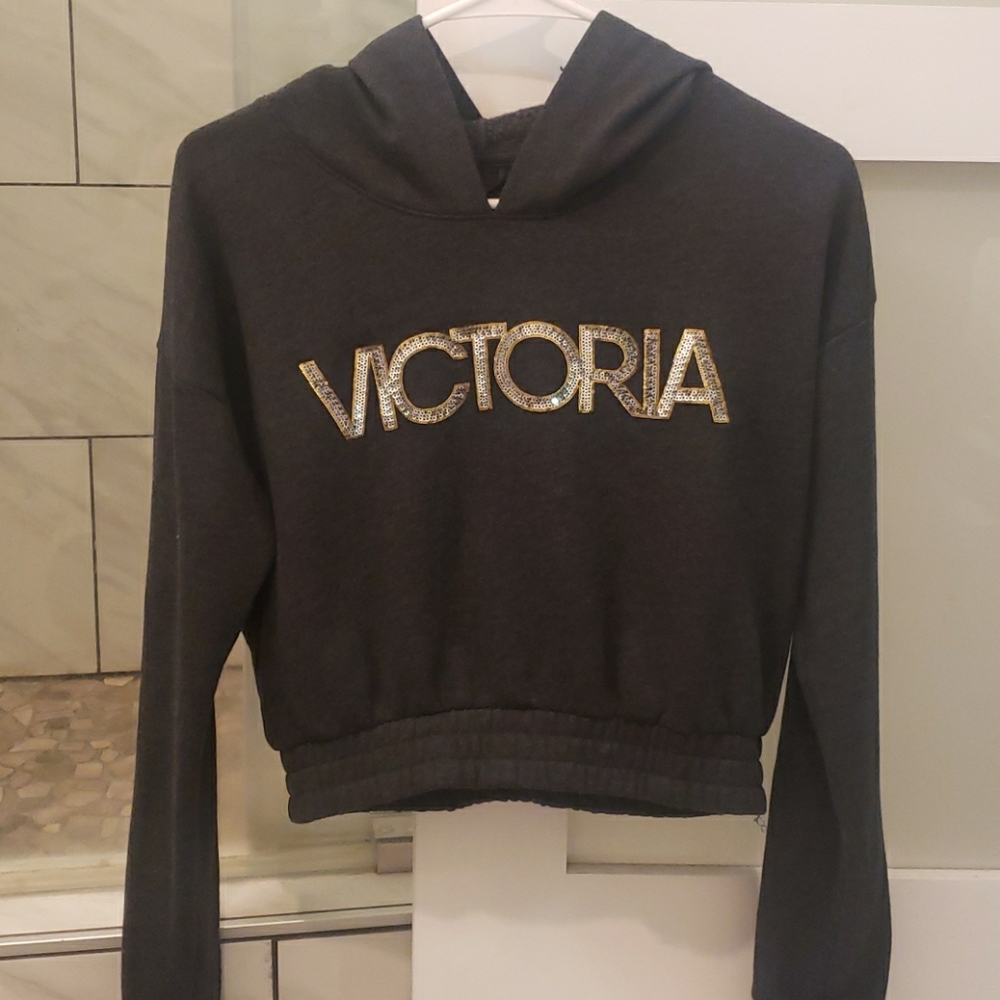 Victoria sports crop sweater